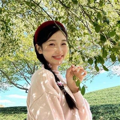 女生向前走
